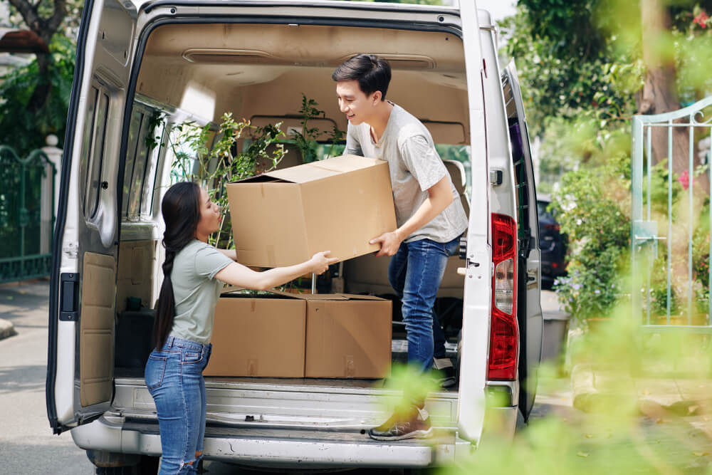 Local Hollister FL movers arranging belongings